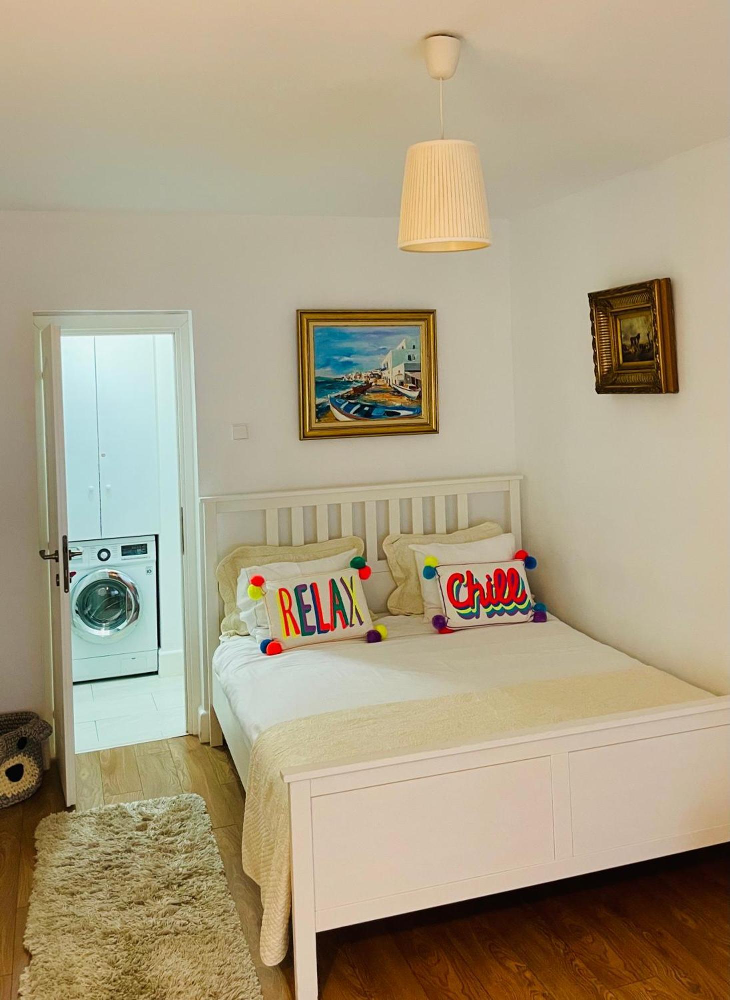River View - Old City Apartment Bukares Bagian luar foto