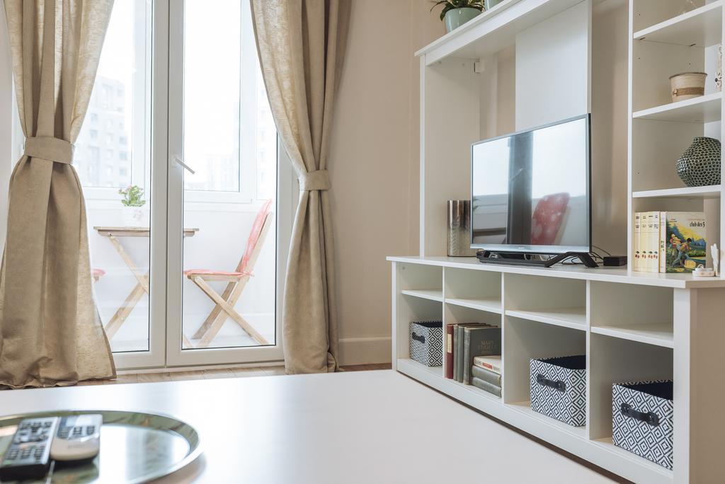 River View - Old City Apartment Bukares Bagian luar foto